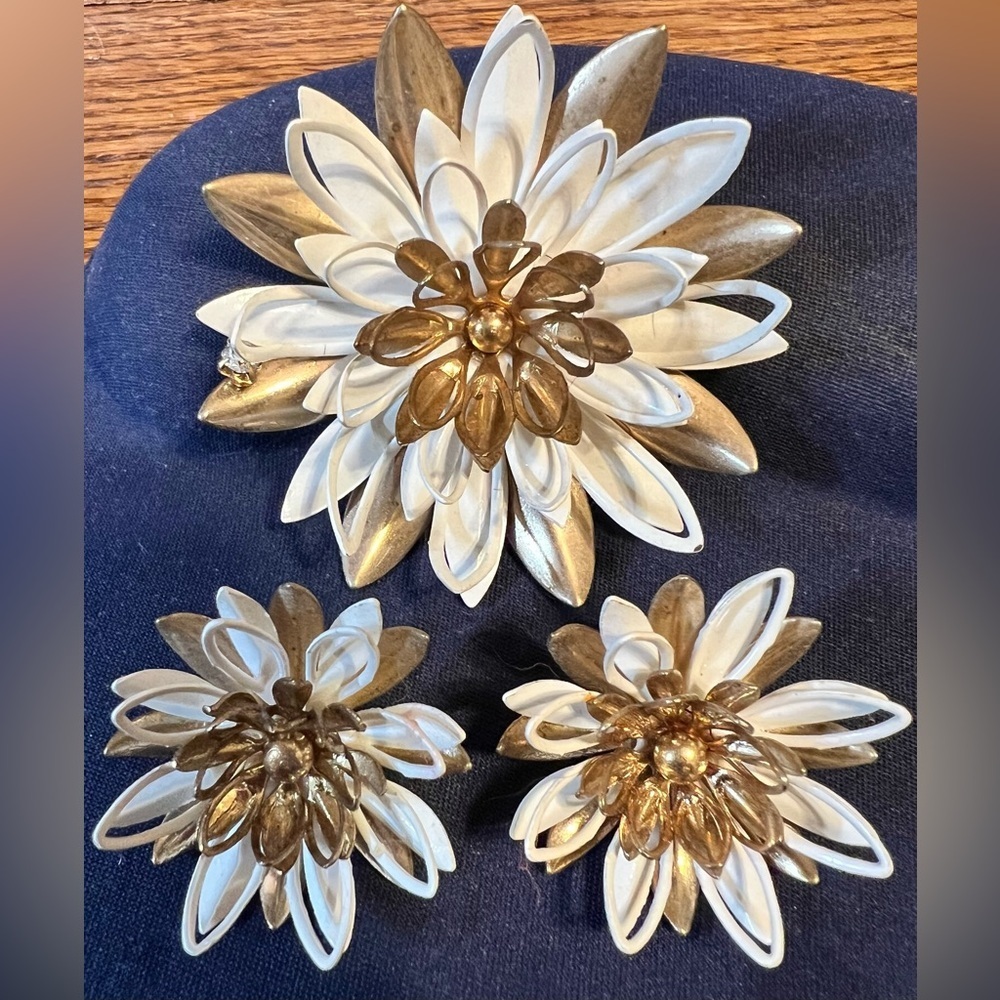 Vtg 60s Sarah Coventry "Water Lily" Gold Tone & Ivory Enamel Brooch & Earrings - Picture 3 of 5